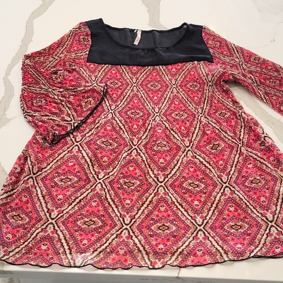 Women's top - Picture 1 of 5